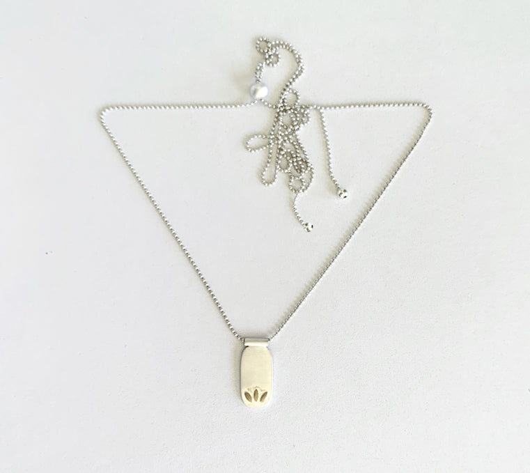 Gold Three Leaf Pendant Necklace (NK44G)