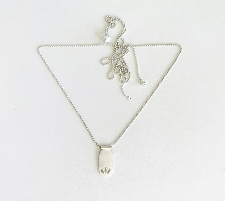 The Three Leaf Pendant Necklace (NK44)